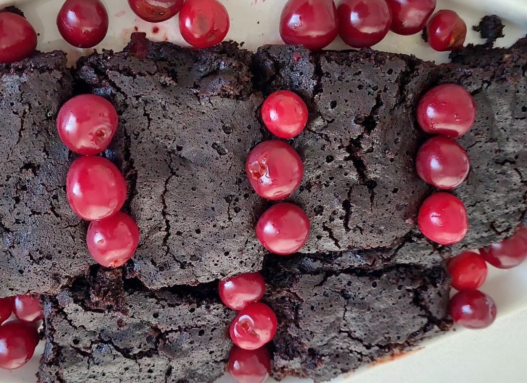 Glutensiz vişneli browni unsuz çok az şeker ve fırınsiz en önemlisi.yanmaz tav...